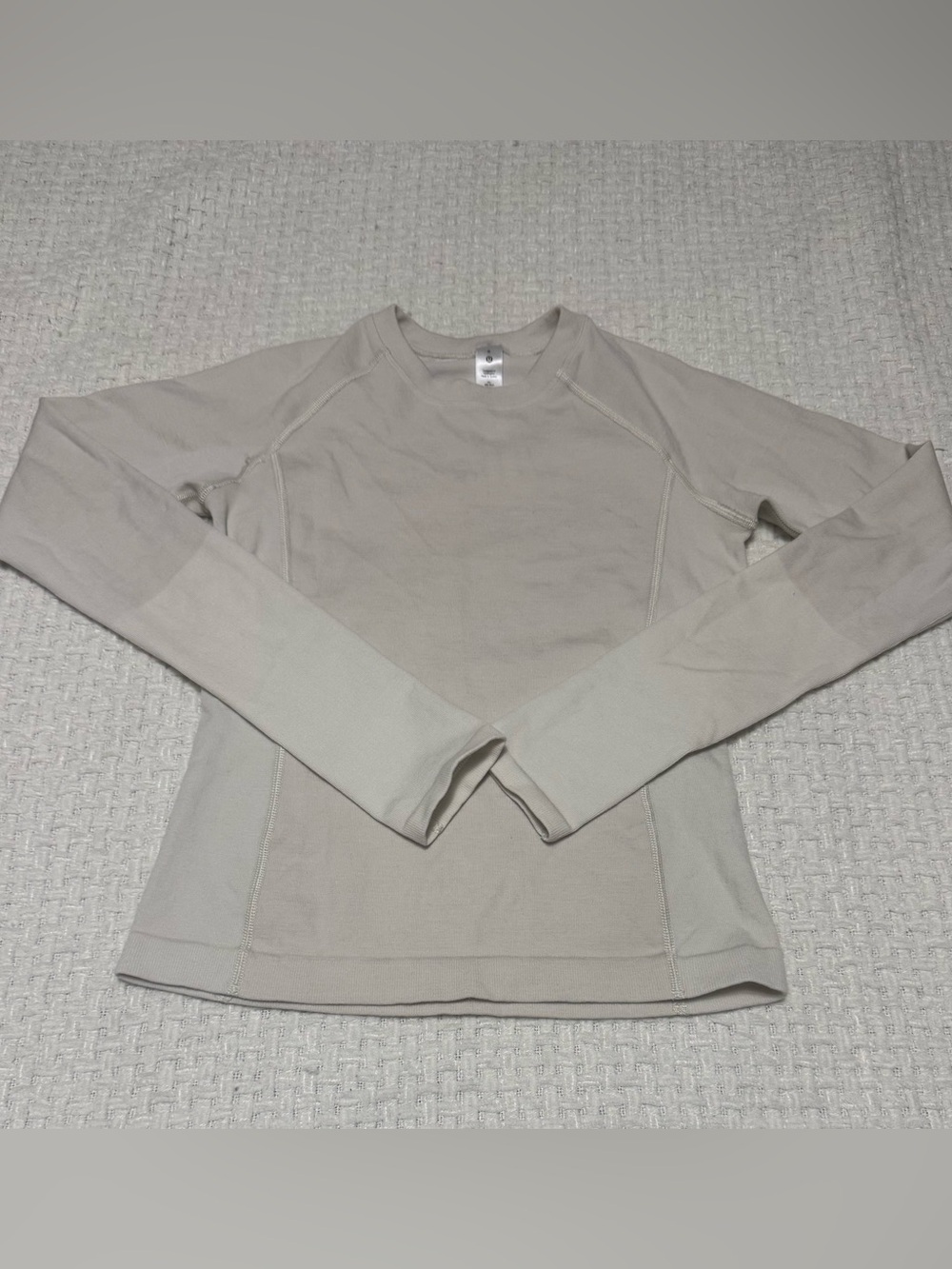 Lululemon Keep the Heat Thermal long sleeve shirt.
Size 6
Great condition